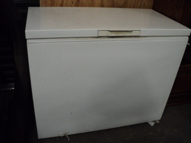 lot 197 image: Whirlpool chest freezer 42x22x35...
