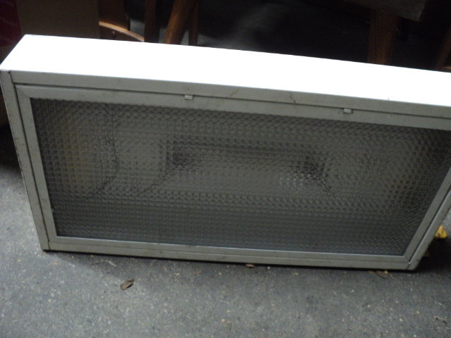 lot 200 image: plug in light...