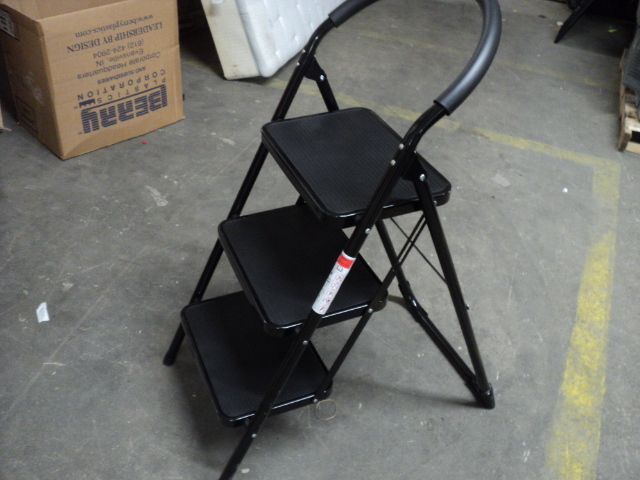 lot 266 image: New 3 step stool...