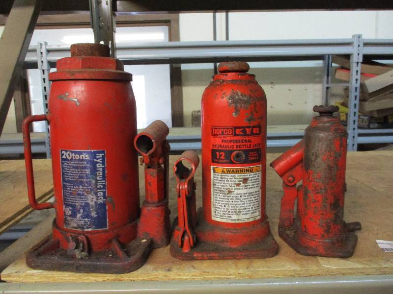 lot 18 image: Bottle Jacks