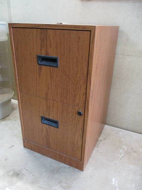 lot 40 image: 2 Drawer File Cabinet with keys