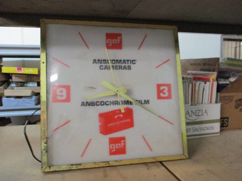 lot 49 image: Vintage camera Clock