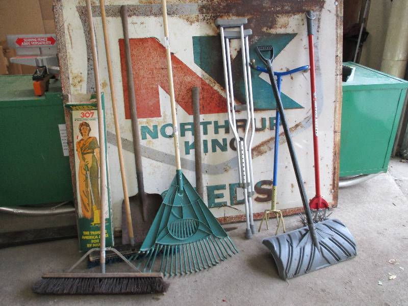 lot 59 image: Lawn & Garden Tools