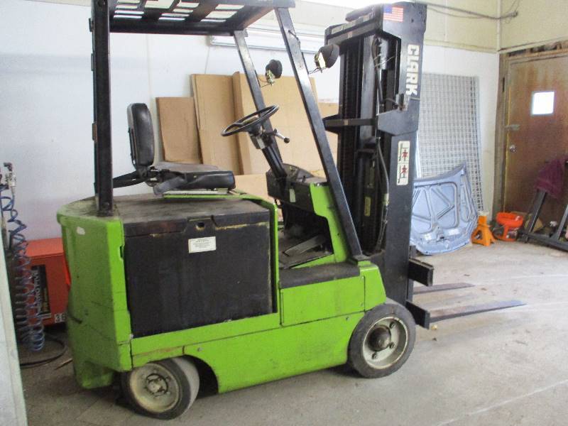 lot 2 image: Clark Forklift