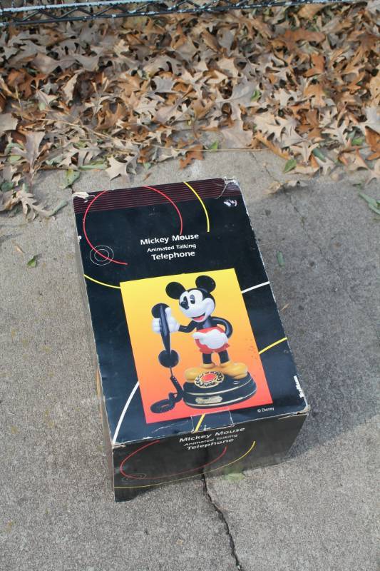 lot 28 image: Mickey Mouse Radio & Cassette