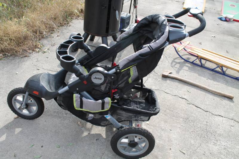 lot 36 image: Stroller Jeep Brand