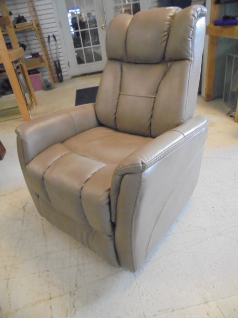 lot 12 image: Leather Recliner