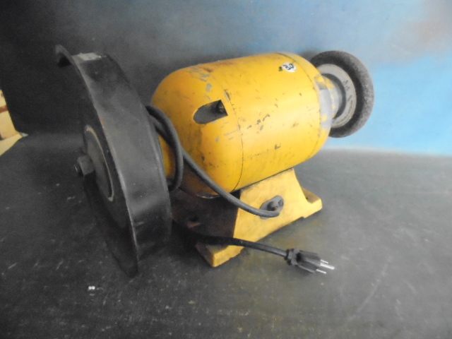 lot 18 image: Bench Grinder