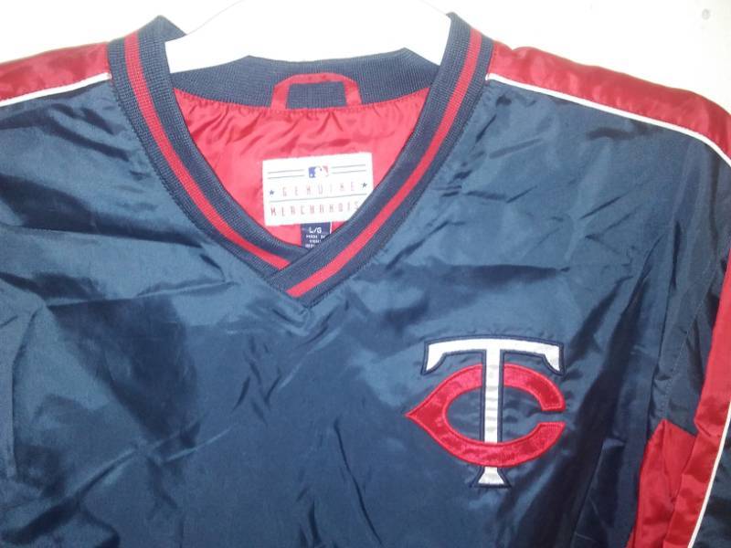 lot 9 image: New Minnesota Twins Dugout jacket with tags & Sweatshirt