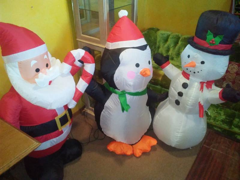 lot 12 image: Christmas blow-up Decor set of 3.