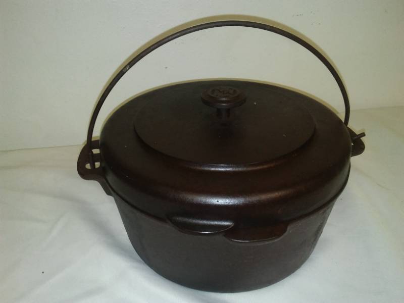 lot 16 image: Cast iron cooking pot, cauldron, 5-quart.