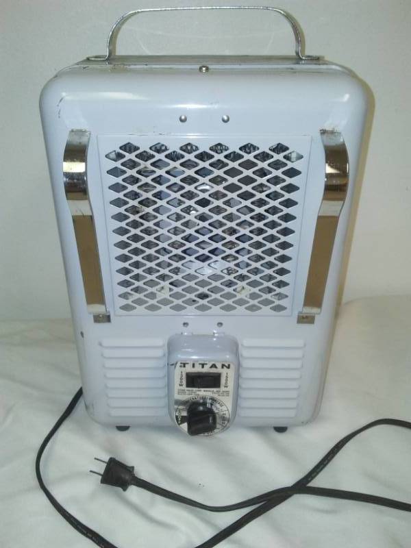 lot 17 image: Milk house style heater. Titan