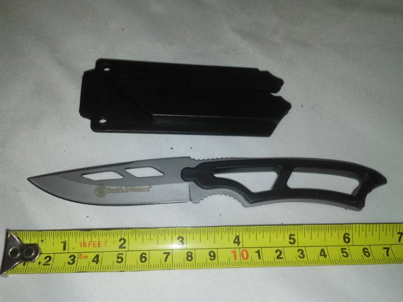 lot 33 image: Smith & Wesson knife with ABS plastic protector sheet.