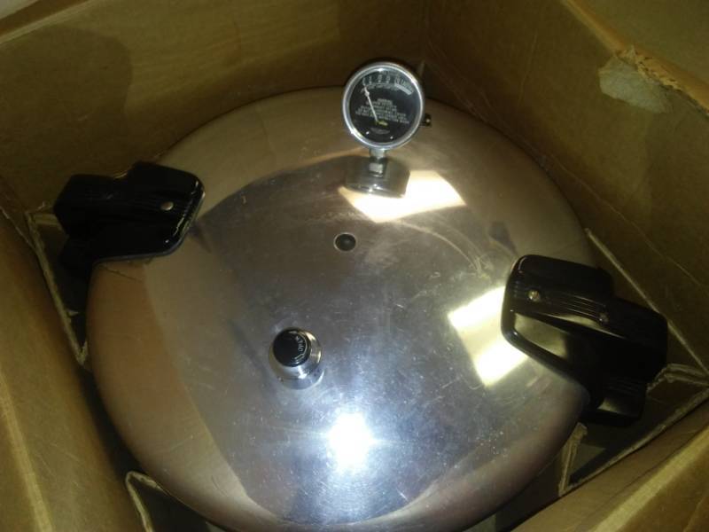 lot 39 image: Maid of Honor 16 quart pressure cooker in original box. Next to New