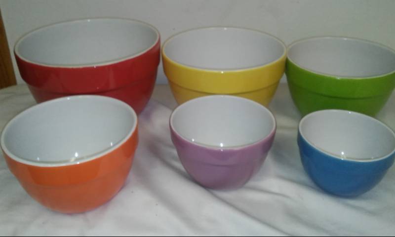 lot 48 image: 6 piece ceramic mixing bowl set nesting, excellent, like new condition.
