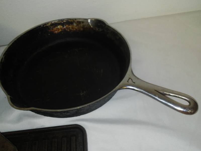 lot 52 image: Vintage Kitchen Lot  Cast skillet and more