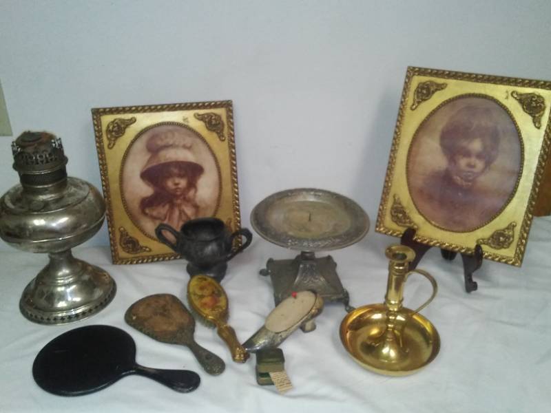 lot 62 image: Antique and vintage bedroom accessories.