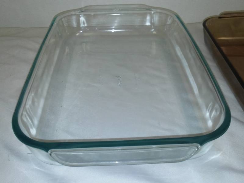 lot 65 image: 3 Pyrex baking dishes and carrier