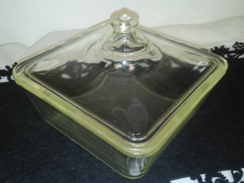 lot 66 image: 4 Pyrex round baking dishes. Square covered dish with cover Circa 1920s.