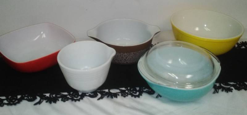 lot 68 image: Miscellaneous vintage Pyrex bowls and casseroles.