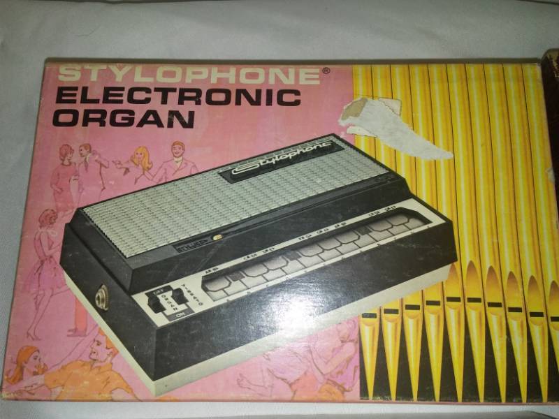 lot 77 image: Vintage stylophone electronic organ and graining kit for artwork