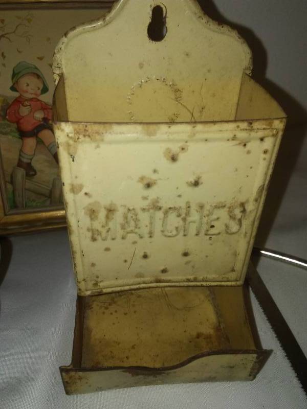 lot 84 image: Miscellaneous vintage Kitchen.