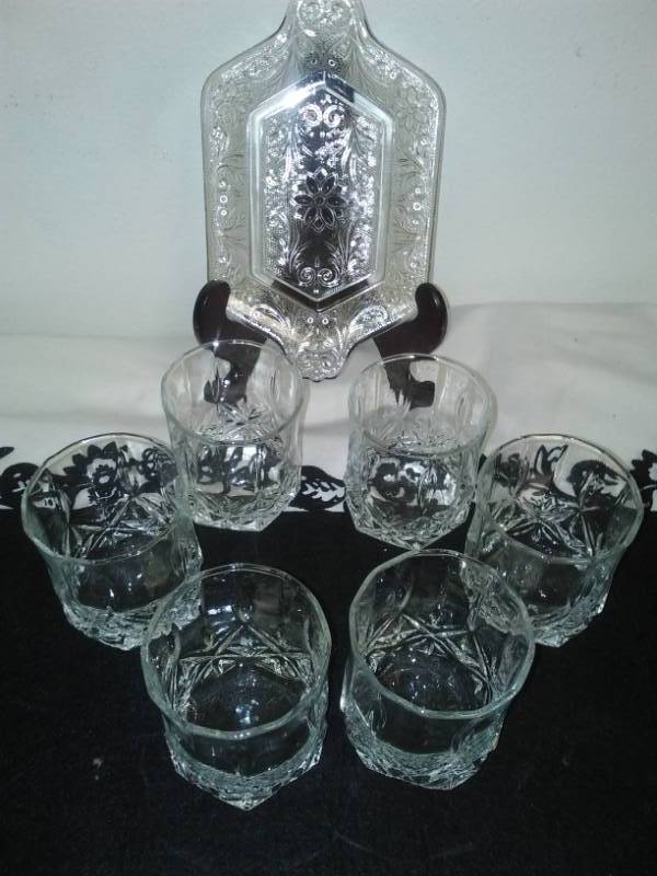 lot 90 image: Crystal juice glasses (6) and snack plate.