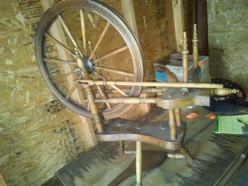 lot 111 image: Vintage Spinning Wheel - all there