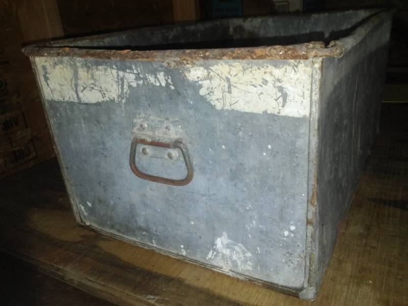 lot 115 image: Vintage metal galvanized box.