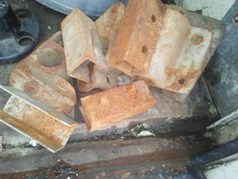 lot 117 image: Can full of brackets and Metal.