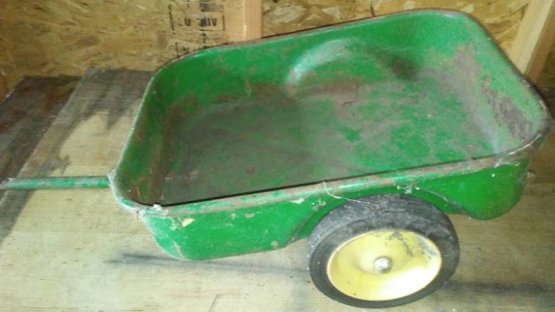 lot 119 image: John Deere pedal tractor wagon