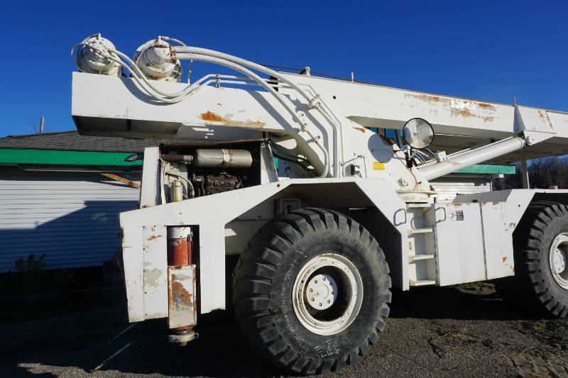lot 2 image: Badger Model 4435 Series B 4 x 4 40 Ton Rough Terrain Crane
