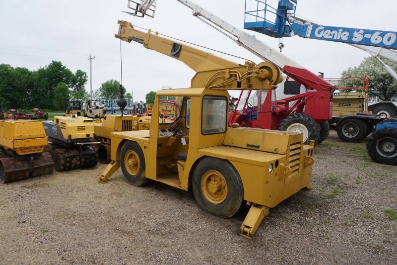 lot 8 image: Grave Model IND 24 - 6 Ton Truck Crane