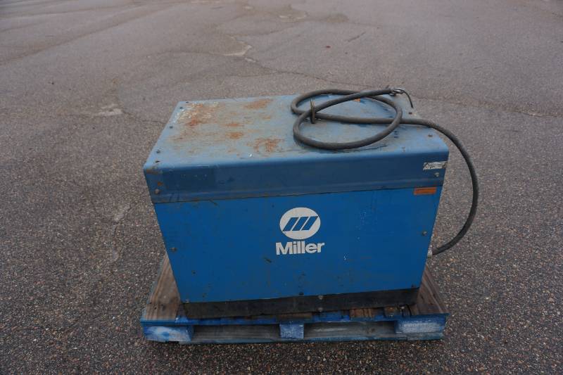 lot 17 image: Miller Model 98282 Welder