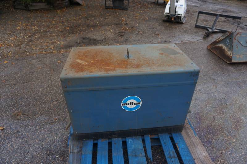 lot 16 image: Miller Delta Weld 650 Welder