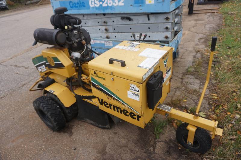 lot 7 image: Vermeer Model SC252 Power Stump Grinder