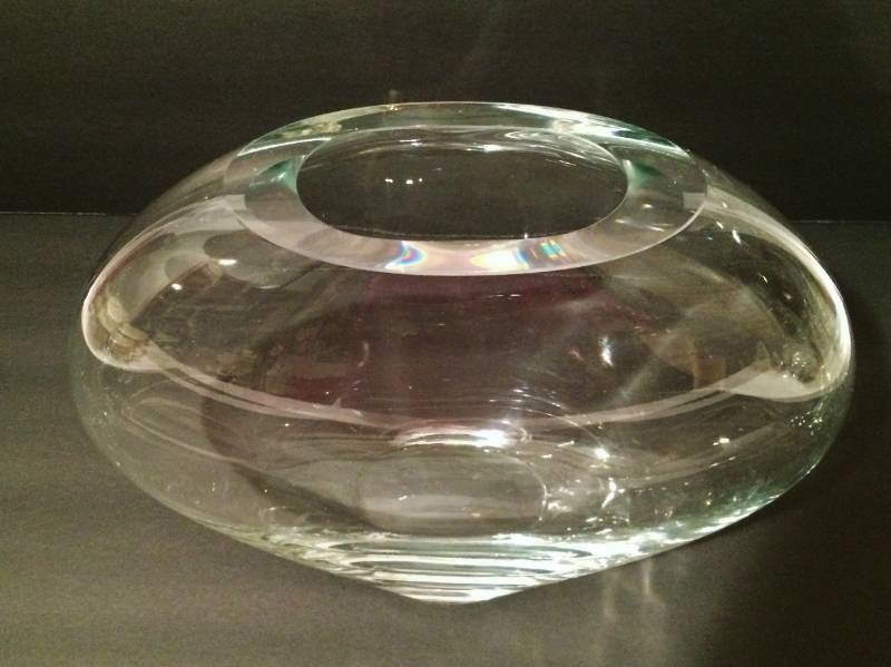 lot 13 image: Large Heavy Very Thick Round Flat Glass Vase For Geraniums Etc - Excellent Condition