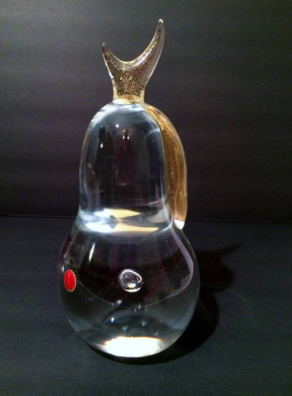 lot 8 image: Magnificent 10 Murano Art Glass Pear With Adventurine Gold Flakes By Seguso with Stickers Say Global Views Co and Murano Italy - Excellent Condition