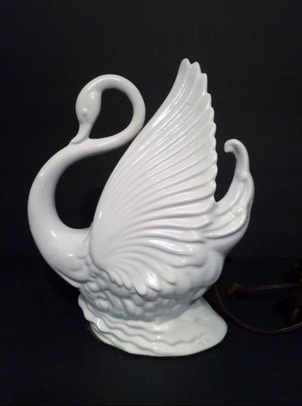 lot 16 image: Vintage Collectible Large White Glass Porcelain Swan Planter TV Lamp Light - Excellent Working Condition