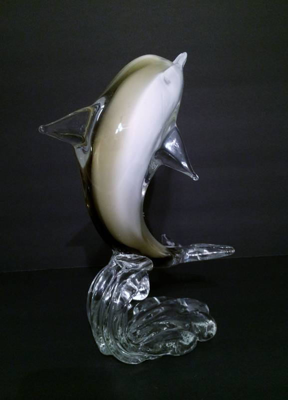 lot 17 image: Vintage Collectible MCM Large Dynasty Gallery Art Glass Dolphin Riding The Waves - Excellent Condition