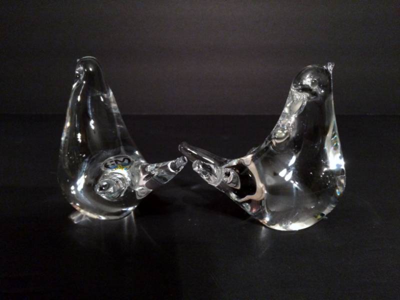 lot 22 image: 2 Vintage F.M. Ronneby Art Glass Love Birds Figurines Paperweights Konstglas Sweden - Both With Original Stickers - Excellent Condition
