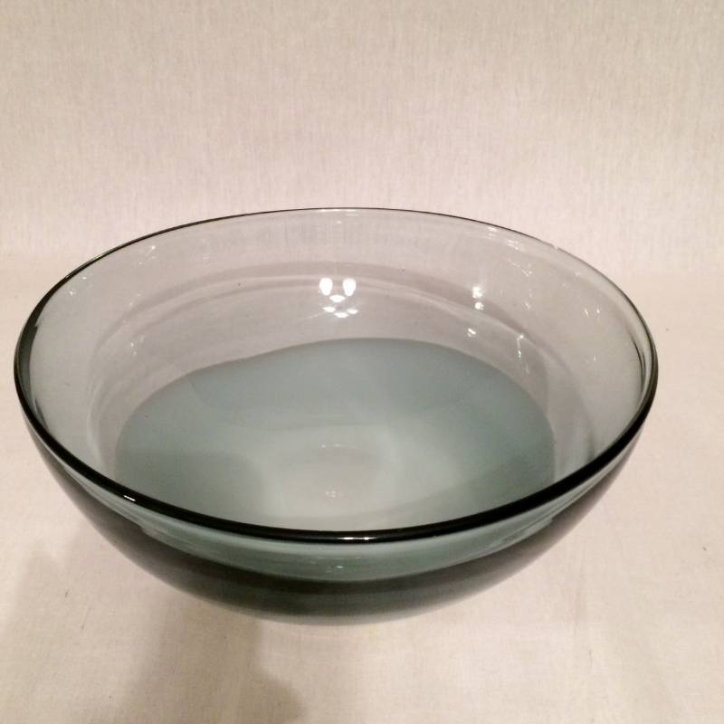 lot 32 image: Fantastic 1980s Grey & White Art Glass Incalmo Bowl - Excellent Condition