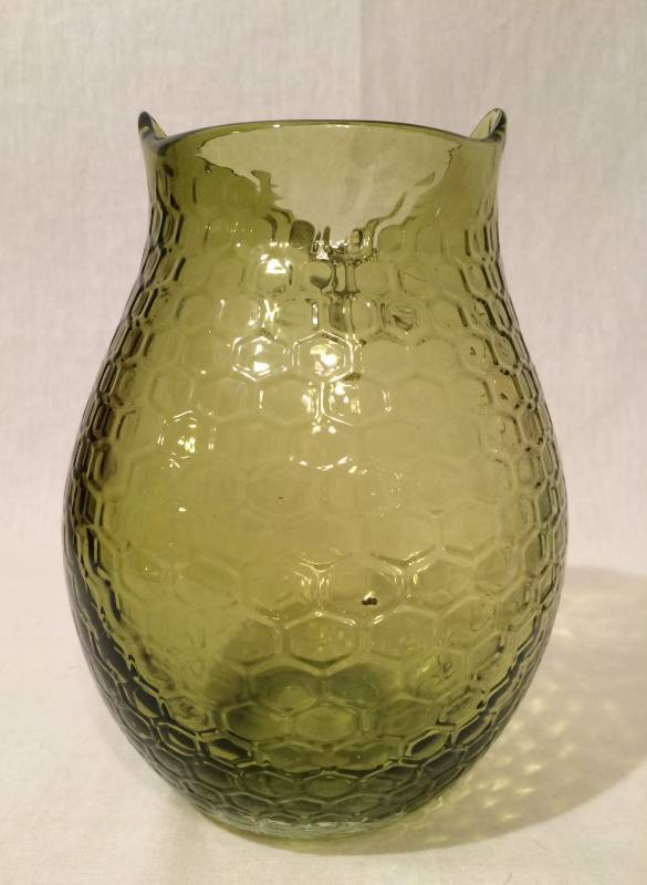 lot 56 image: Vintage Empoli Art Glass Honeycomb Olive Green Owl Vase - Excellent Condition