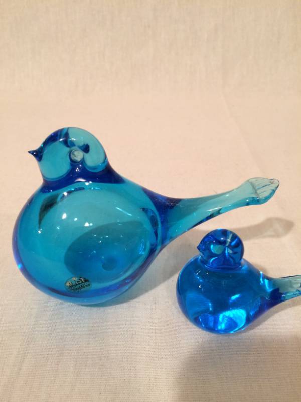 lot 57 image: Vintage&nbspFM Konstglas konst Mid Century Modern Art Glass Dove Love Bird Paperweight Mother & Baby With Label - Excellent Condition