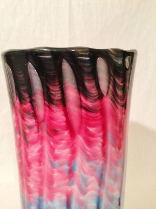 lot 60 image: Tall 1980s Artist Signed Art Cased Glass Vase - Black Pink Turquoise With White Interior & Controlled Stretched Bubbles At The Top - Stunning Piece Excellent Condition