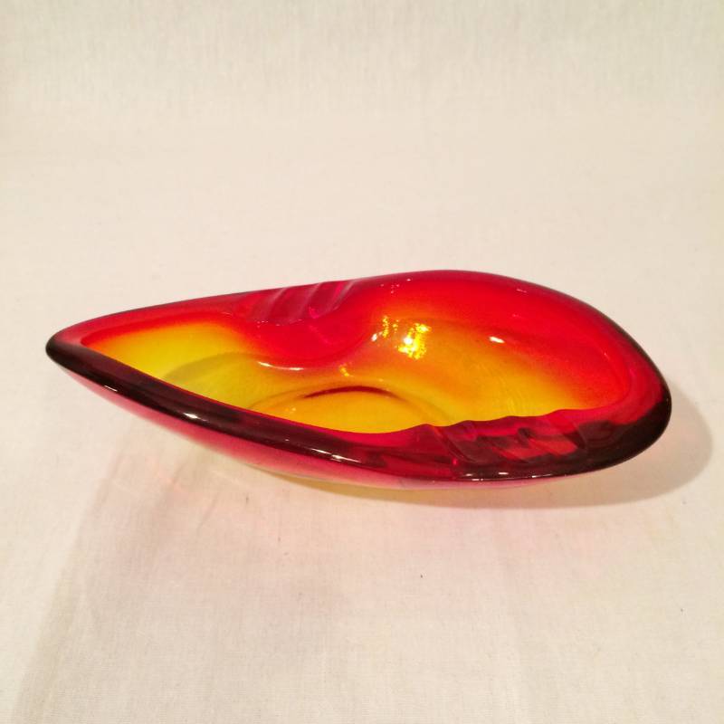 lot 61 image: Mid Century Modern 1960s Rare Oval Amberina Tangerine Controlled Bubble Art Glass Ashtray - Excellent Condition