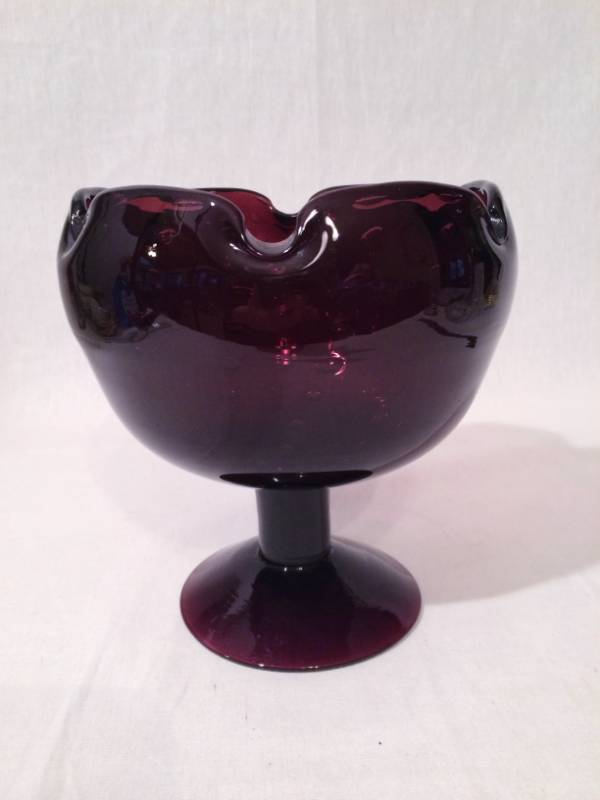lot 62 image: Large Vintage Art Glass Controlled Bubble Amethyst Pedestal Vase Though I think It might Also Be A Cigar Ashtray - Pinched At The Top - Excellent Condition