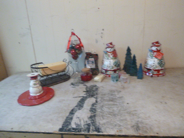 lot 66 image: Christmas Dcor