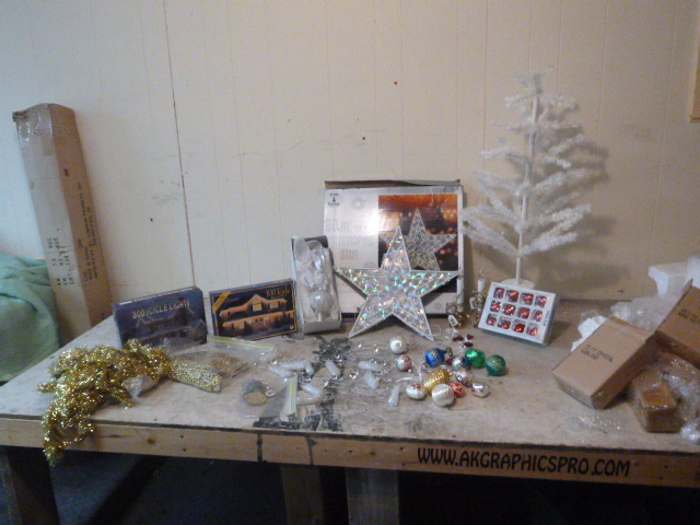 lot 69 image: Christmas Dcor