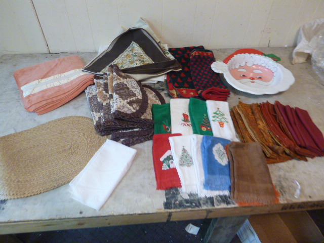 lot 70 image: Holiday Kitchen Towels